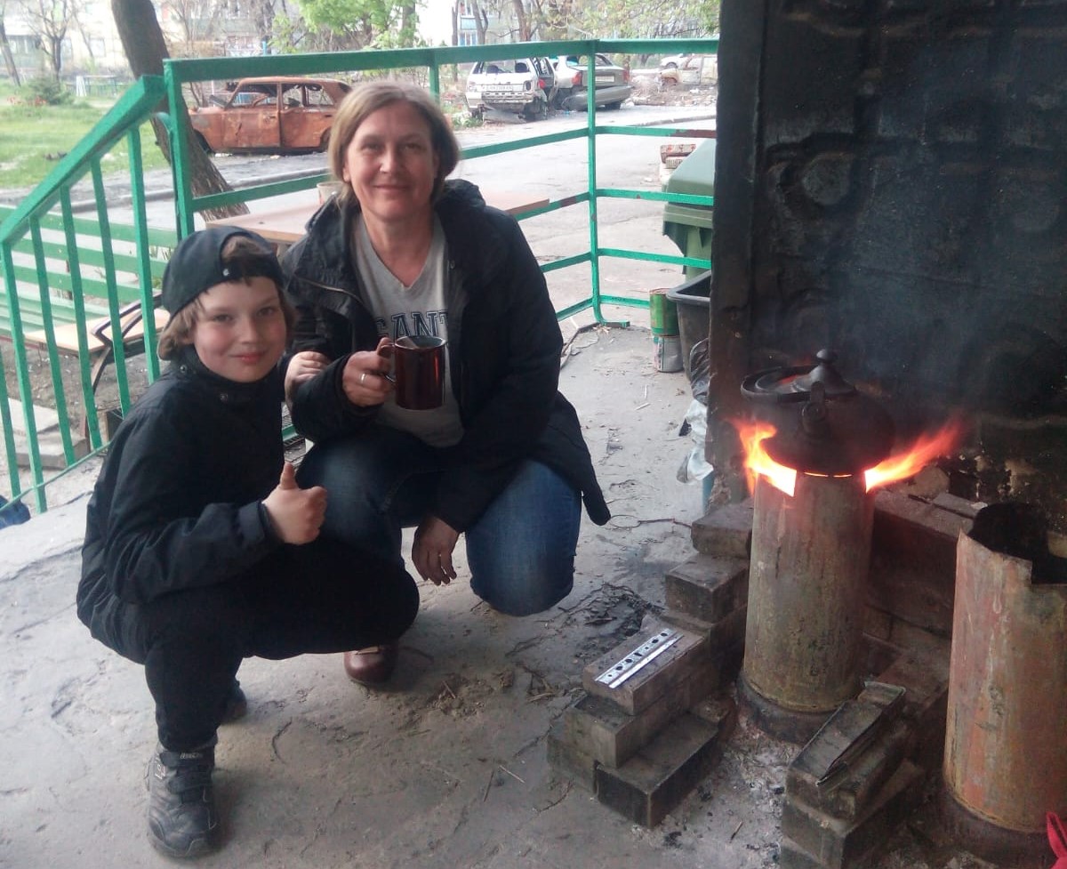 Мы с Никитой встали у икон на колени и молились